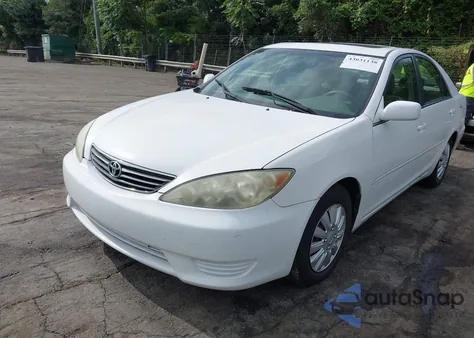 2005 Toyota Camry Le z USA, uszkodzony, nr VIN 4T1BE32K05U604945